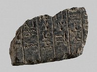 Aeg S 28  Aeg S 28, Bruchstück eines Rückenpfeilers, Schwarzer Granit, H 10,3 cm, B 6,5 cm, T 4,4 cm : Bestandskatalog Ägypten, Museumsfoto: Claus Cordes